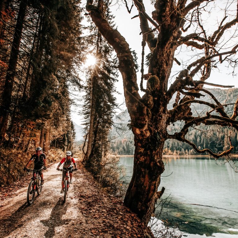 Pärchen bei herbstlicher Biketour zum Jägersee in Kleinarl Pärchen bei herbstlicher Biketour zum Jägersee in Kleinarl