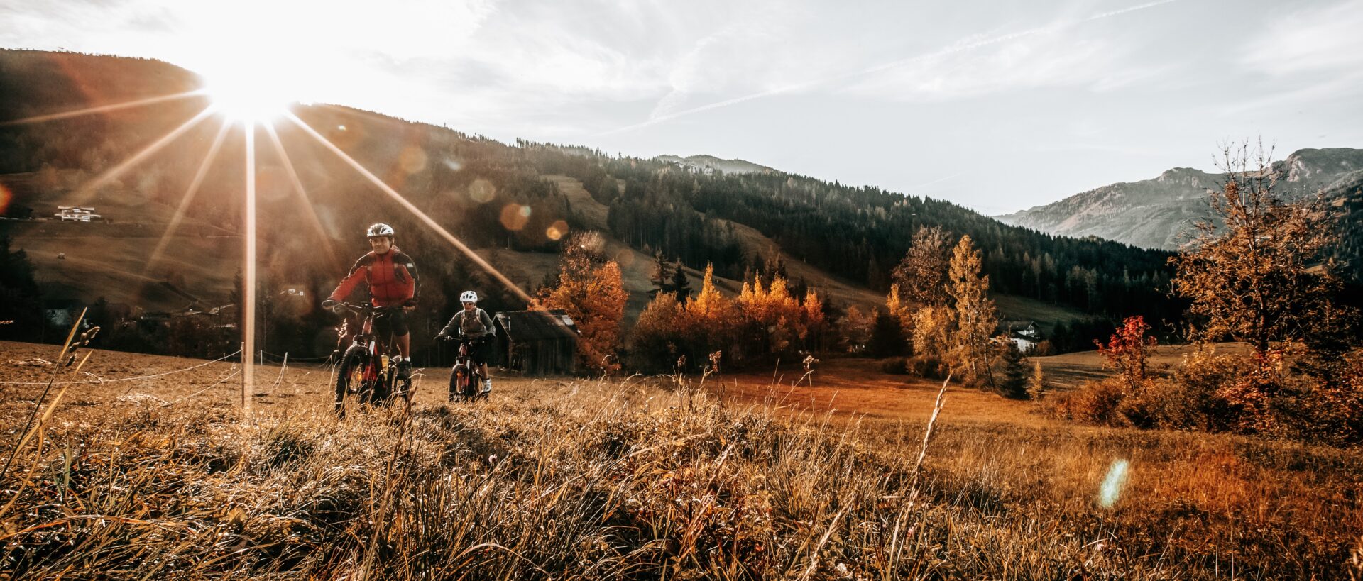Pärchen bei herbstlicher Biketour in Kleinarl