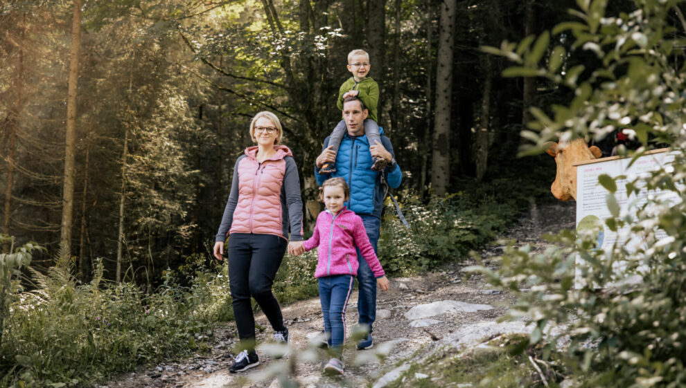 Sommerurlaub, der für Kinder spannend und für Eltern endlich leichter wird.Der Themenweg Für Familien ist der Angerwirt besonders fein, weil vieles unkompliziert ist: Frühstück im Haus, Natur direkt rundherum, Spielmöglichkeiten, Wellness, Garten, kurze Wege und ehrliche Tipps von uns. Ihr müsst nicht jeden Tag neu planen. Ihr dürft einfach ankommen.