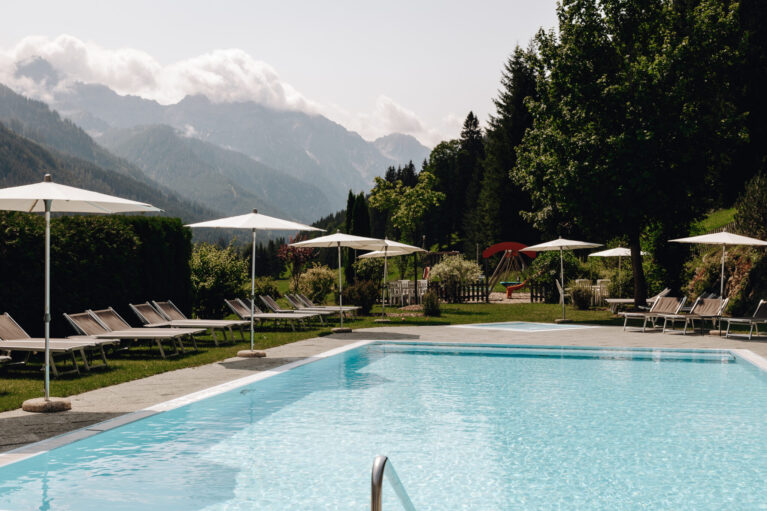 Eigenes Freibad mit beheiztem Außenpool in Wagrain-Kleinarl Freibad mit beheiztem Außenpool (im Sommer) 3 Gehminuten vom Hotel