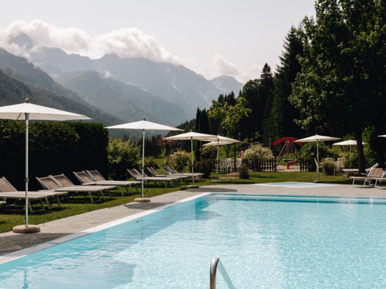 Freibad mit beheiztem Außenpool (im Sommer) 3 Gehminuten vom Hotel