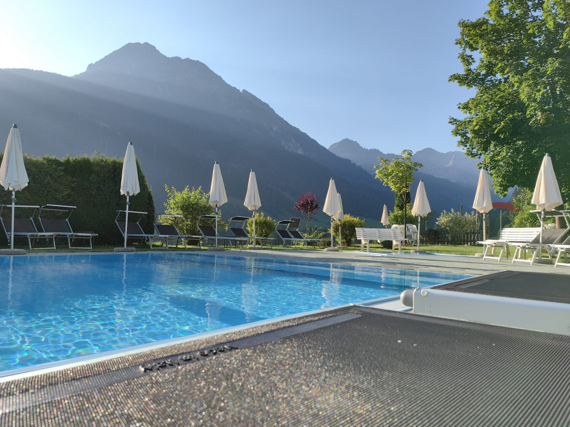 Freibad mit Aussenpool Aussicht im Sommer