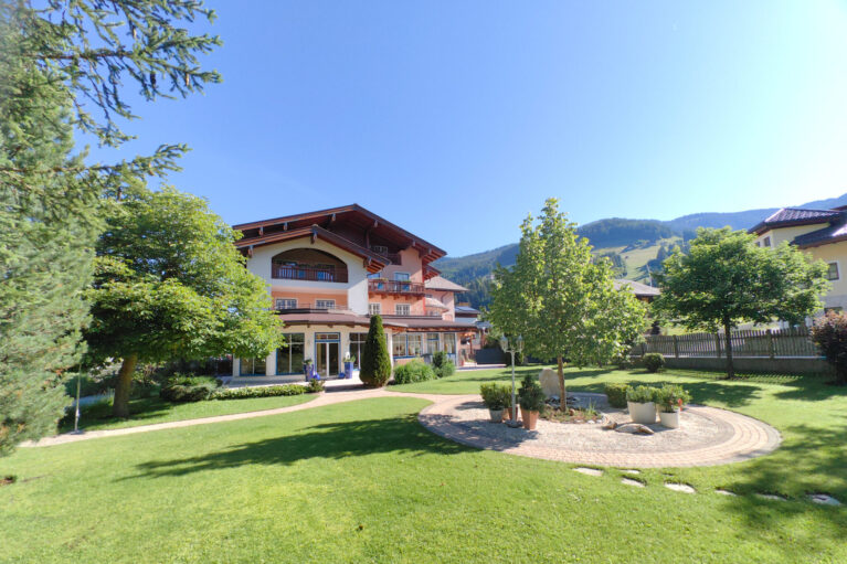 Hotel Angerwirt Kleinarl Außenansicht Sommer Hotel Angerwirt Kleinarl Außenansicht mit ruhigem Garten im Sommer