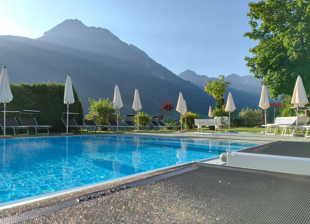 Freibad mit beheiztem Außenpool (im Sommer) 3 Gehminuten vom Hotel