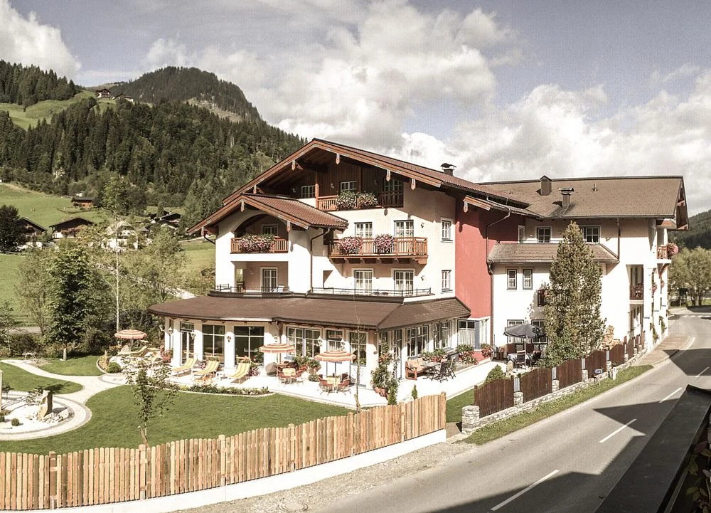 Hotel Angerwirt Kleinarl Außenansicht mit ruhigem Garten im Sommer