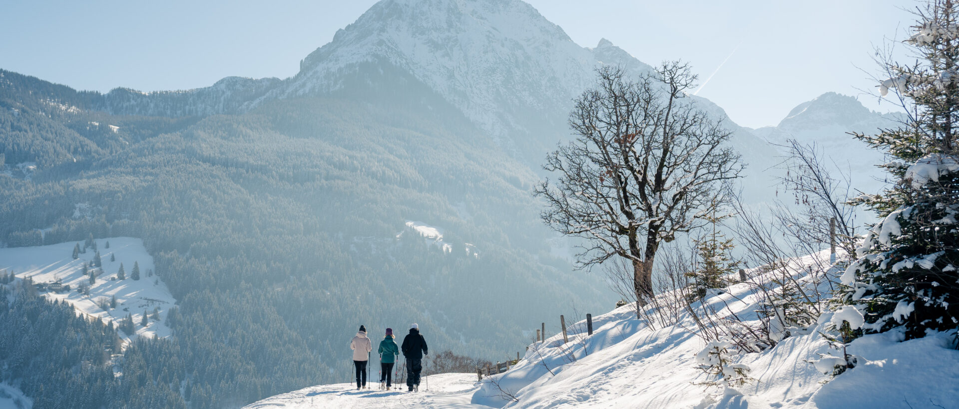 Drei Winterwanderer auf verschneitem Panoramaweg in Kleinarl mit Bergblick – Hotel Angerwirt, Wagrain-Kleinarl, Salzburger Land